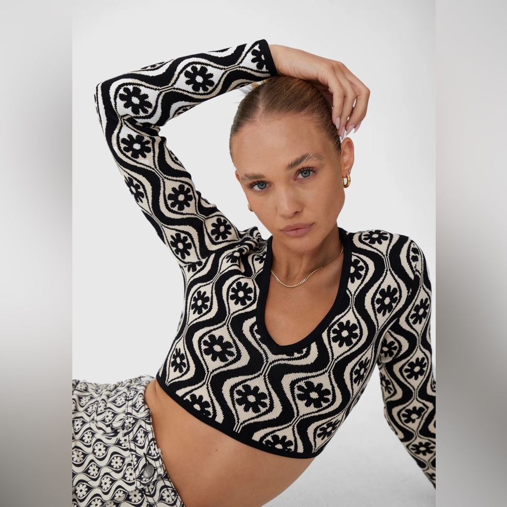 Finders keepers NWT Quinn LS knit S retro long sleeve v neck crop top